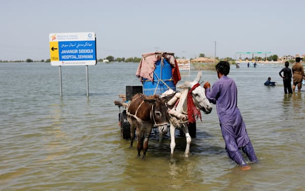 パキスタンで浸水した高速道路（ロイター）
