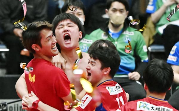 優勝し、喜ぶ張本智（左から2人目）ら琉球チーム（23日、代々木第二体育館）＝共同