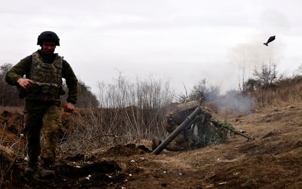 バフムト付近で迫撃砲を発射するウクライナ兵（16日）=ロイター