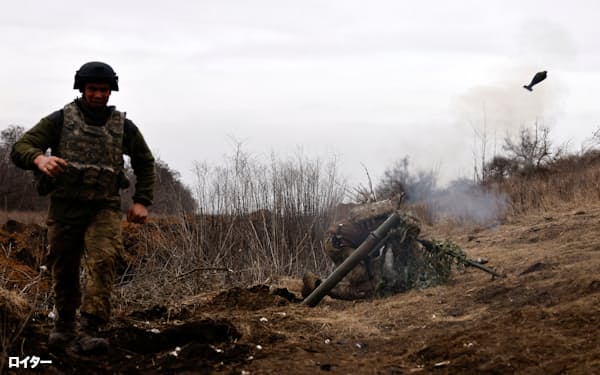 バフムト付近で迫撃砲を発射するウクライナ兵(16日)=ロイター
