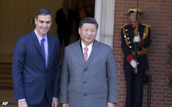 スペインのサンチェス首相㊧は30日から中国を訪問する(写真は2018年11月、中国の習近平国家主席のスペイン訪問時)=ロイター