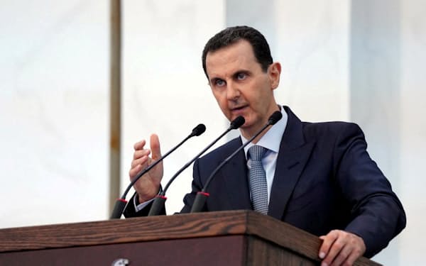サウジメディアはサウジの在シリア大使館の再開へ両国が協議を始めたと伝えた（写真は演説するシリアのアサド大統領）＝国営シリア・アラブ通信撮影、ロイター