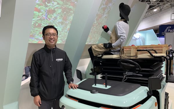 ヤマハ発動機の本田士郎さんは「果樹園作業支援自動走行車」㊨を開発する
