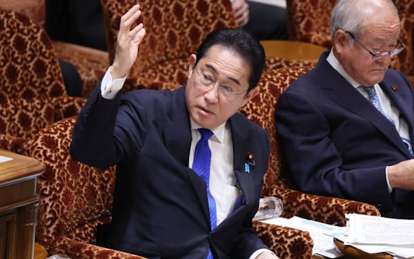 参院予算委で答弁に立つ岸田首相（24日午前）
