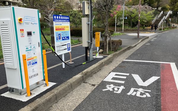 公道上の駐車区画に設置されたEV用急速充電器（24日、東京都港区）