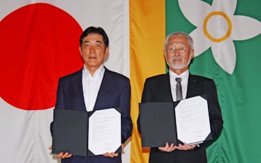連携協定を締結した（左から）愛媛県の中村時広知事と松山東雲女子大の高橋圭三学長（24日、愛媛県庁）