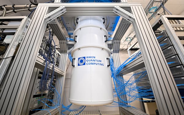 理化学研究所が報道陣に公開した量子コンピューターの国産初号機(24日、埼玉県和光市)