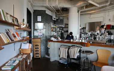 seaside cafe ALPHAの店内(3月、広島県呉市)