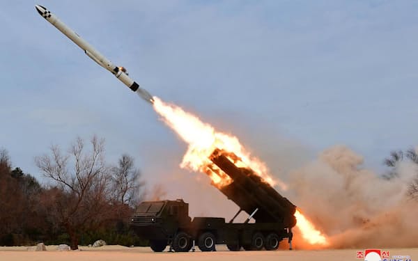 22日、北朝鮮東部咸鏡南道で行われた戦略巡航ミサイルの発射訓練＝朝鮮通信・共同