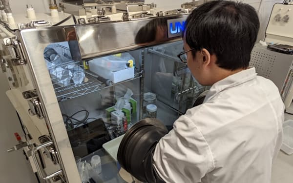 横浜国立大学などの研究チームは全固体電池の長寿命化につながる正極材料を開発した