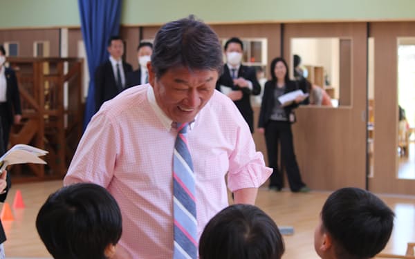 視察先で子どもと話す自民党の茂木幹事長（20日、福島県内）