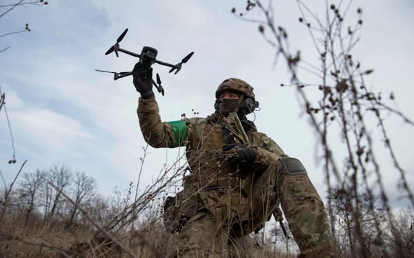 ウクライナ・ドネツク州でドローンを扱うウクライナの兵士＝ロイター