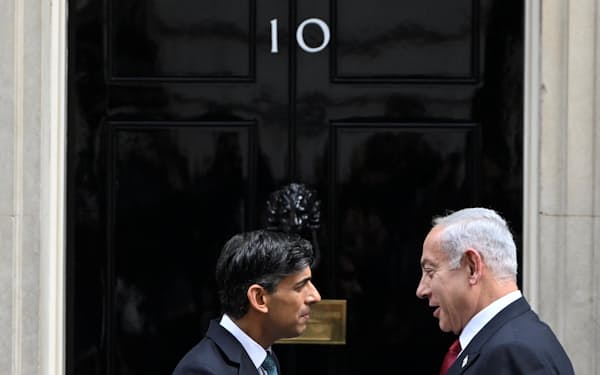 ネタニヤフ首相（右）との会談でスナク英首相はパレスチナ情勢への懸念を伝えた（24日、ロンドン）＝ロイター