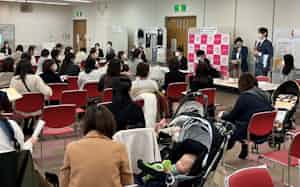 子育て応援企業説明会では13社が自社の女性活躍推進策を説明し、就職希望者が耳を傾けた(2月22日、京都市)