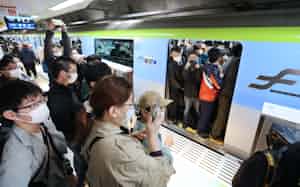 博多駅で満員となった一番列車の先頭車両(27日午前、福岡市)