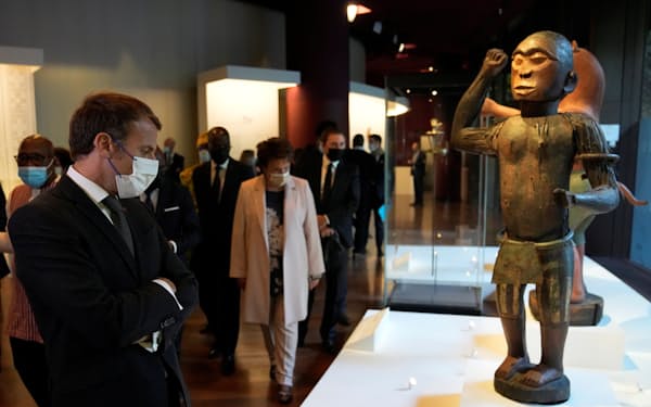 マクロン大統領もケ・ブランリー美術館でアフリカの文化財の展示を見学した（2021年10月）＝ロイター