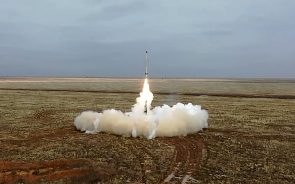 プーチン大統領は核搭載可能なミサイル「イスカンデル」をすでにベラルーシに搬入済みという（2022年2月、ロシア南部で発射演習する「イスカンデル」、タス＝共同）