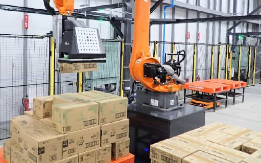 新倉庫では物流パレットへの荷積みを自動化し、多品種少量の商品を効率的にパレットに積むことができる