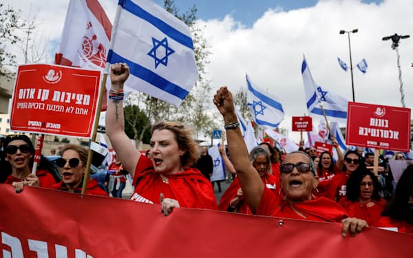 司法制度改革に抗議する大規模デモがイスラエルで続いている（27日、エルサレム）＝ロイター