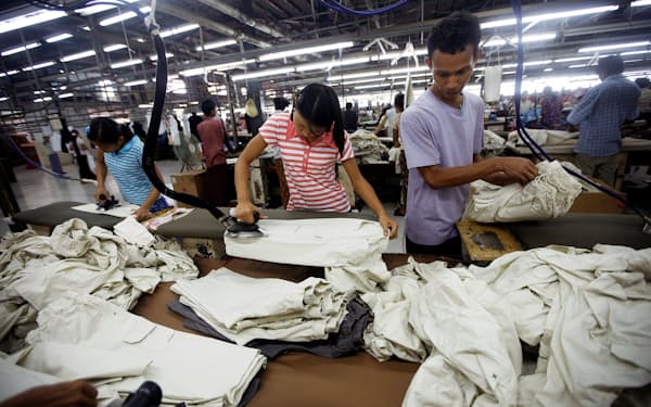 ミャンマーの工場は長年、低賃金への批判や電力不足など外資企業の課題が絶えない（ヤンゴンの縫製工場）＝ロイター