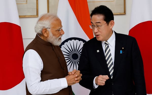 岸田首相（写真㊨）は訪印時にモディ首相と会談し、「自由で開かれたインド太平洋」をテーマにした演説に臨んだ＝ロイター