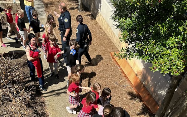 米テネシー州ナッシュビルの幼稚園を併設する小学校で銃撃があった（27日）＝George Uribe提供・AP