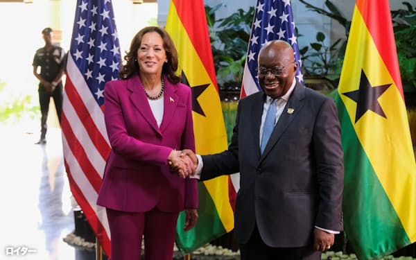 ガーナのアクフォアド大統領㊨と会談するハリス米副大統領(27日、アクラ)=ロイター