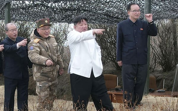 22日、戦略巡航ミサイルの発射訓練を指導する北朝鮮の金正恩朝鮮労働党総書記（右から2人目）＝朝鮮中央通信・共同