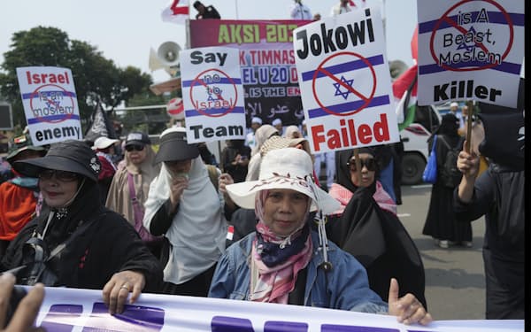 インドネシア開催のサッカーU-20W杯へのイスラエルの参加に反対するイスラム教徒（20日、ジャカルタ）＝AP