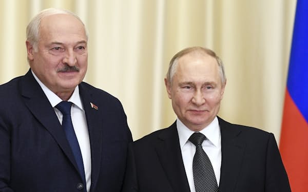 ベラルーシのルカシェンコ大統領㊧とロシアのプーチン大統領は対欧米で連携を強めている(2月、モスクワ郊外)＝AP