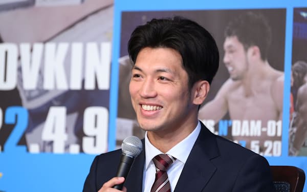 記者会見するボクシングの村田諒太（28日、東京都文京区）