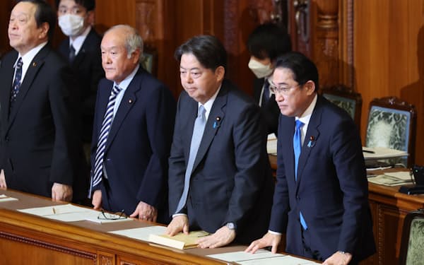 参院本会議で23年度予算が可決、成立し、一礼する岸田首相ら（28日）