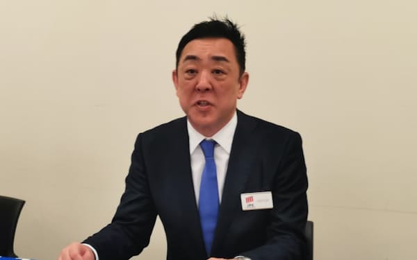 記者会見するアクシスコンサルティングの山尾幸弘社長（28日、東京証券取引所）
