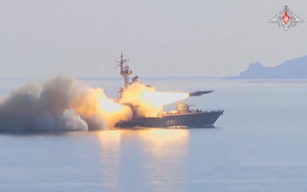 ２８日、ロシア国防省はウラジオストク沖でミサイル演習を実施したと発表した（ロシア国防省提供）＝ロイター