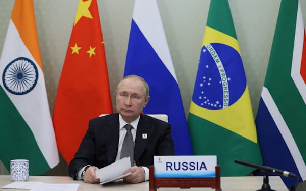 BRICS首脳会議は4年ぶりに対面で開かれる(2022年6月、オンライン会議に参加するプーチン大統領）＝スプートニク・ロイター