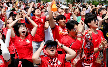 ソウルでサッカーW杯を応援する人々(12日)=ロイター