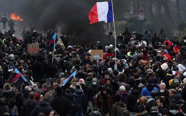 政府の年金制度改革を巡ってフランス各地でデモが行われた（28日、パリ）＝ロイター