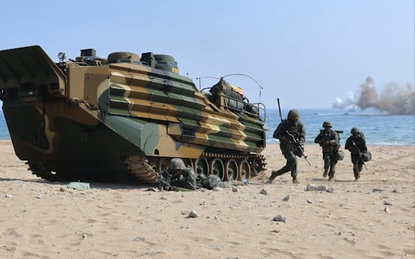 上陸作戦の合同訓練で水陸両用装甲車から出る韓国軍兵士ら(29日、韓国・浦項)