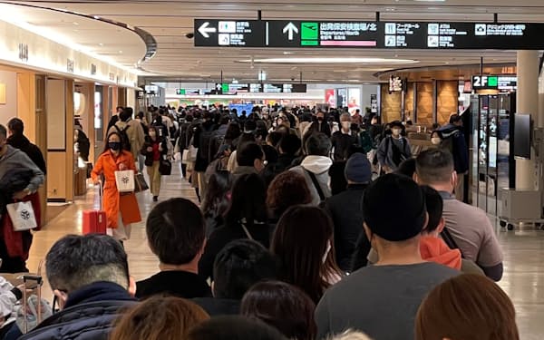 福岡空港の国内線で保安検査を待つ人の長い行列（2022年12月29日、福岡市）