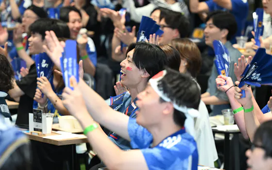 パブリックビューイングでオランダ戦を見守る日本サポーター(15日午前、東京都文京区) パブリックビューイングでオランダ戦を見守る日本サポーター(15日午前、東京都文京区)