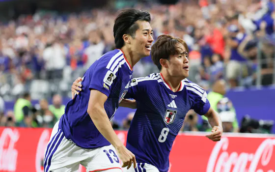 後半、ゴールを決めて喜ぶ中村(左)と祝福する久保 後半、ゴールを決めて喜ぶ中村(左)と祝福する久保