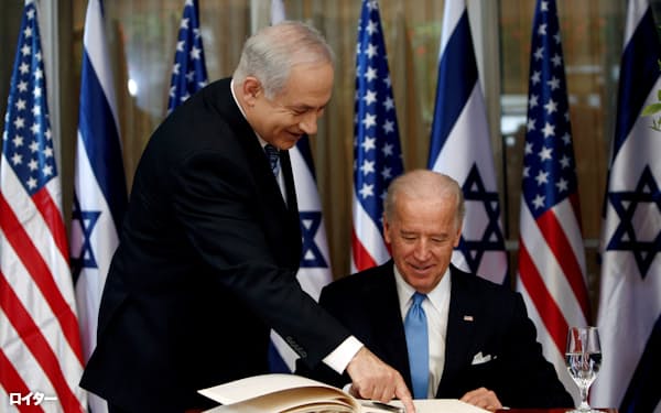 米副大統領としてイスラエルを訪問したバイデン氏㊨とネタニヤフ首相(2010年、エルサレム)=ロイター