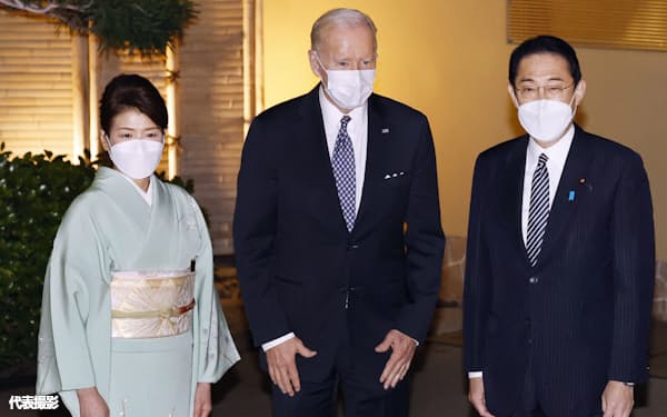 バイデン米大統領を出迎えた岸田首相と裕子夫人(2022年5月、東京都港区の八芳園)