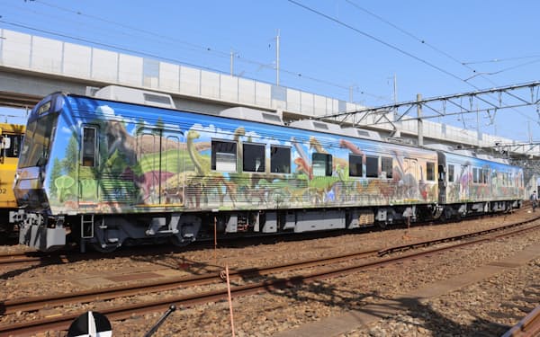 71種76体の恐竜を描く恐竜列車（30日、福井市のえちぜん鉄道車両基地）