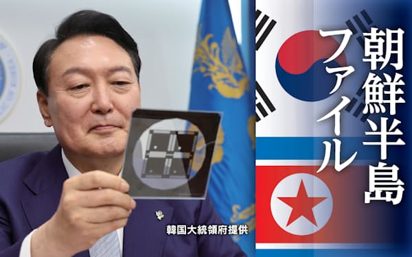 半導体の部材を手にする尹錫悦大統領(2022年6月)=韓国大統領府提供