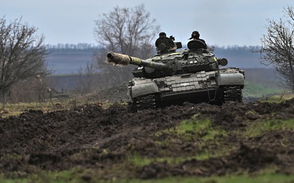 前線近くで行った訓練で戦車に乗るウクライナ兵ら（29日、南部ザポロジエ州）＝ロイター