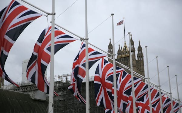 英国国旗が掲げられる英国会議事堂付近（ロンドン）