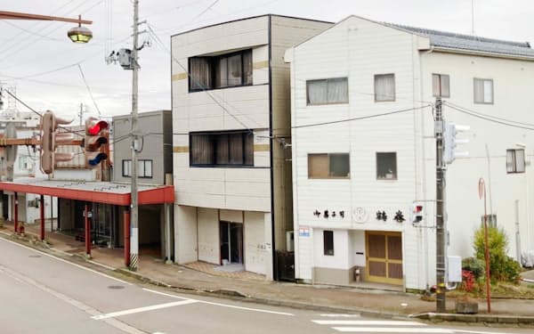 燕三条空き家活用プロジェクトは空き家を改装し、複合交流拠点「三-Me.」を開業（右から２軒目、新潟県三条市）