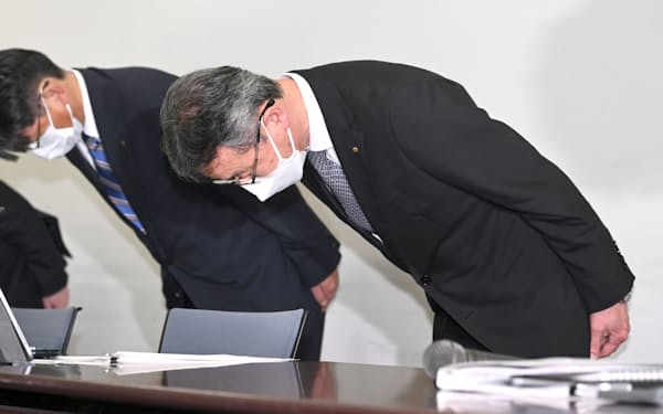 記者会見で謝罪する関西電力の森社長（手前）=30日、大阪市北区