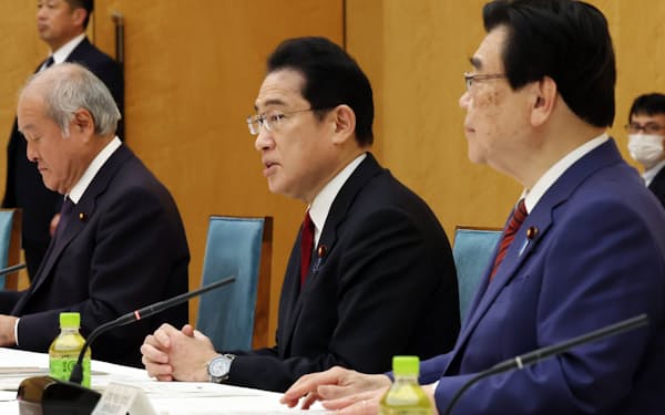 経済財政諮問会議で発言する岸田首相（30日、首相官邸）
